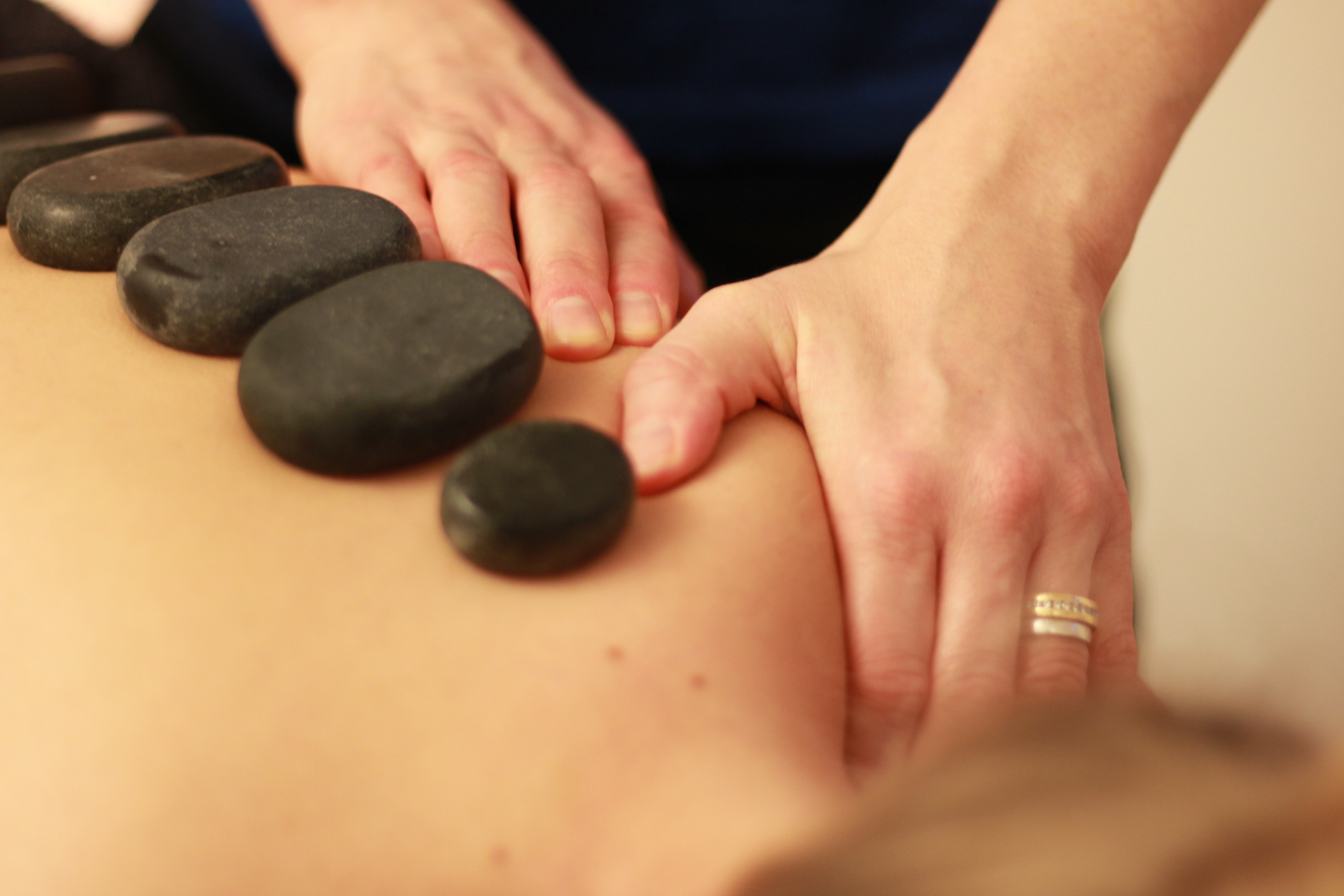 Nu erbjuder vi Hot stone-massage